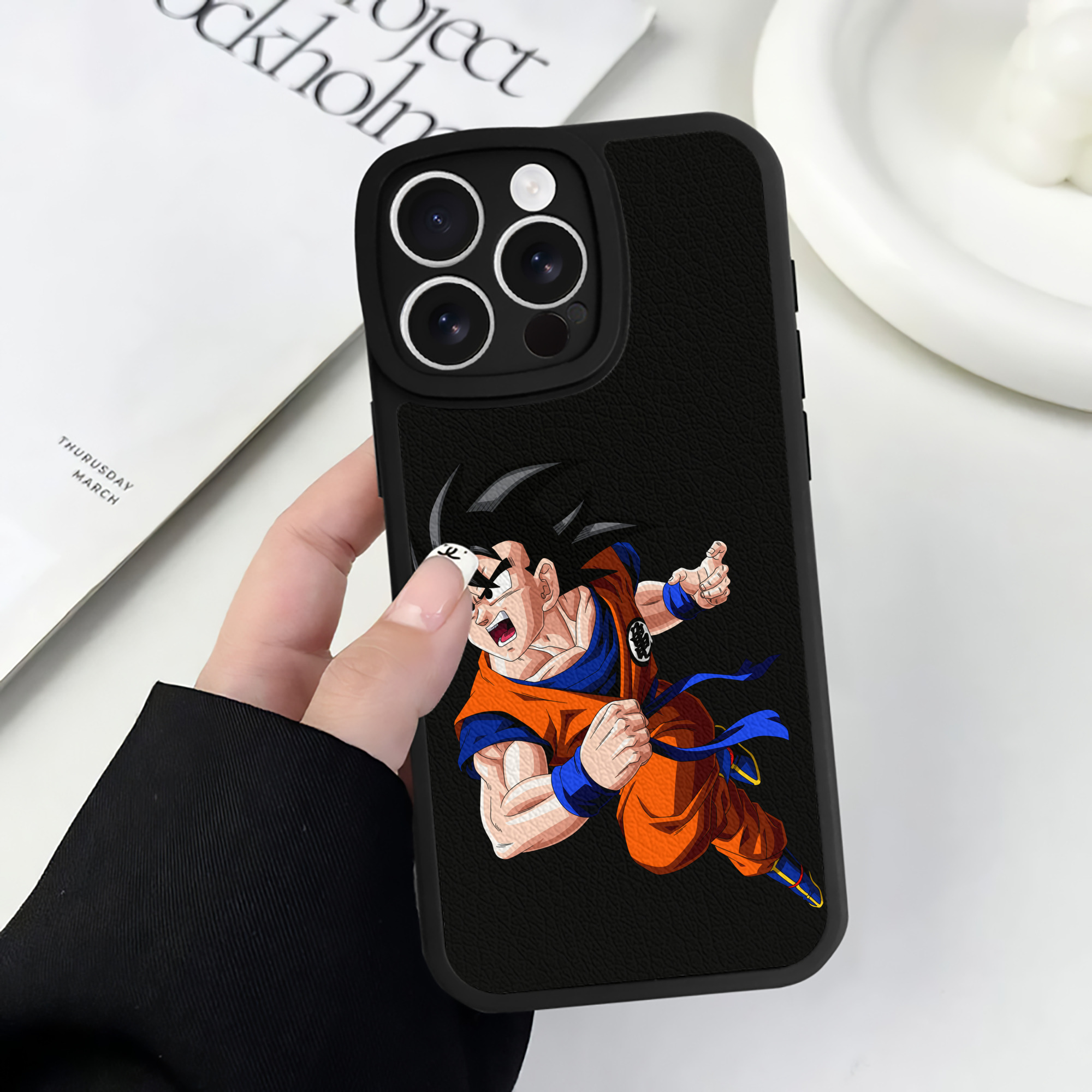 （画像用） ドラゴンボール 孫悟空（そん ごくう）Son Goku カカロット DRAGON BALL Kakarotto 【iPhone 16シリーズ対応】シリコンスマホケース（レザー調） 材質：シリコン